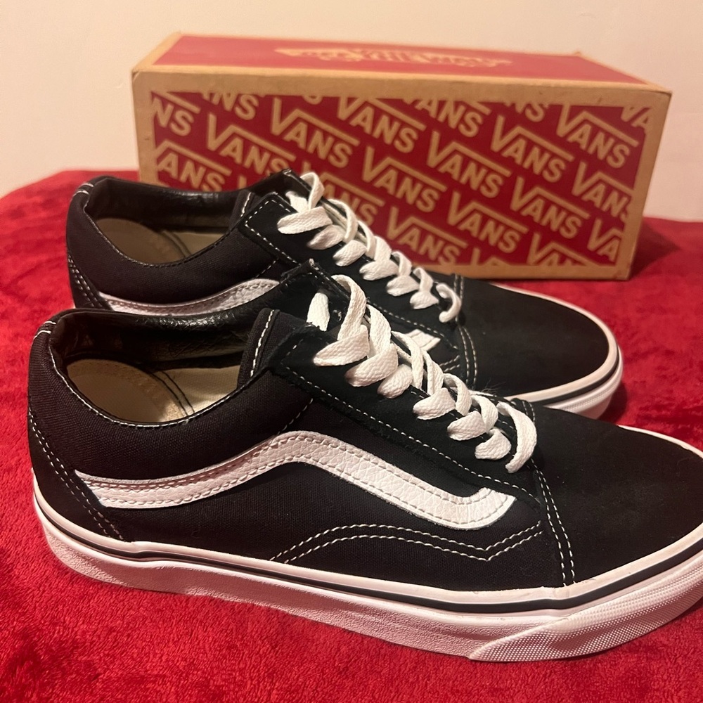 Vans Men's Black and White Low-Top Sneakers